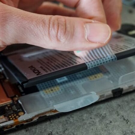 EU Mandates Smartphones To Have Replaceable Batteries by 2027